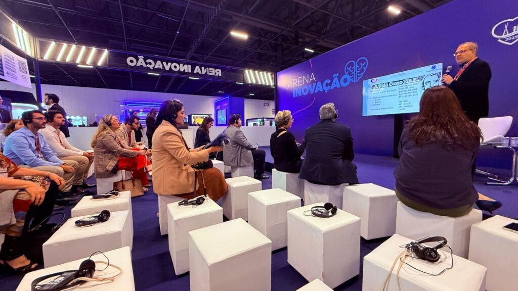 Man giving a presentation at the Products and Features booth at SBC 80th Brazilian Congress of Cardiology