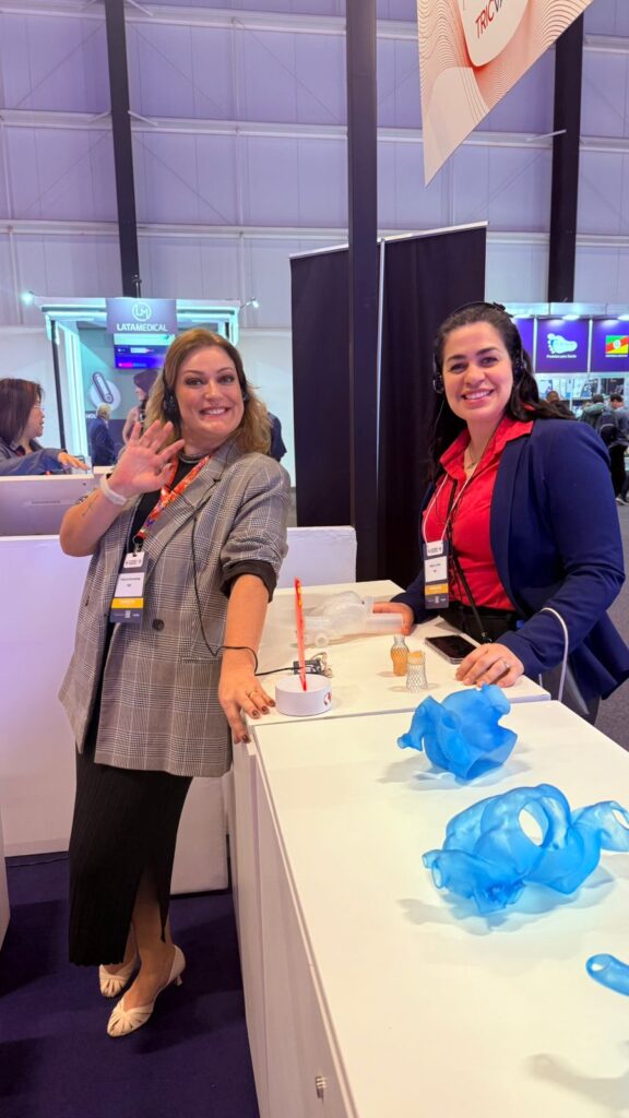 Two woman at the Products and Features booth at SBC 80th Brazilian Congress of Cardiology