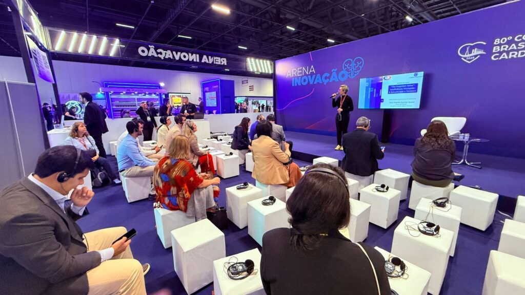 Woman giving a presentation at the Products and Features booth at SBC 80th Brazilian Congress of Cardiology