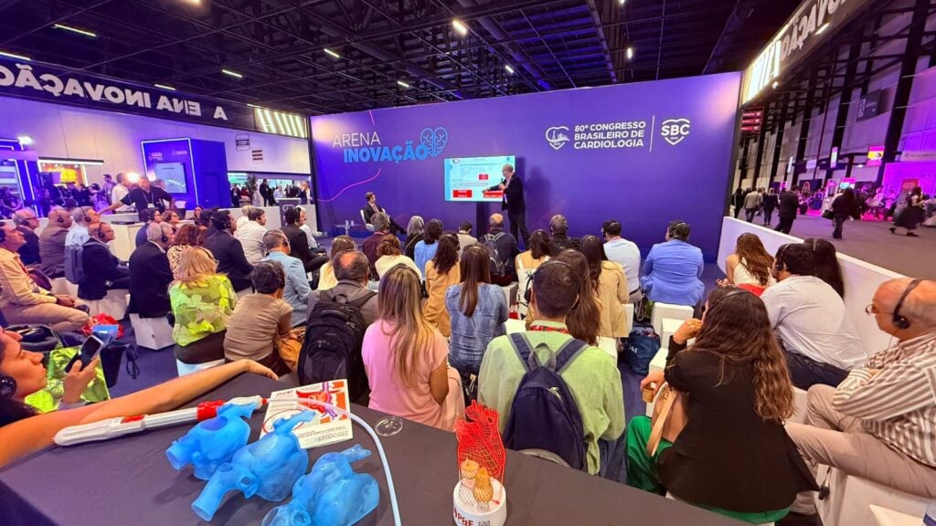 Man giving a presentation to a group of people at SBC 80th Brazilian Congress of Cardiology