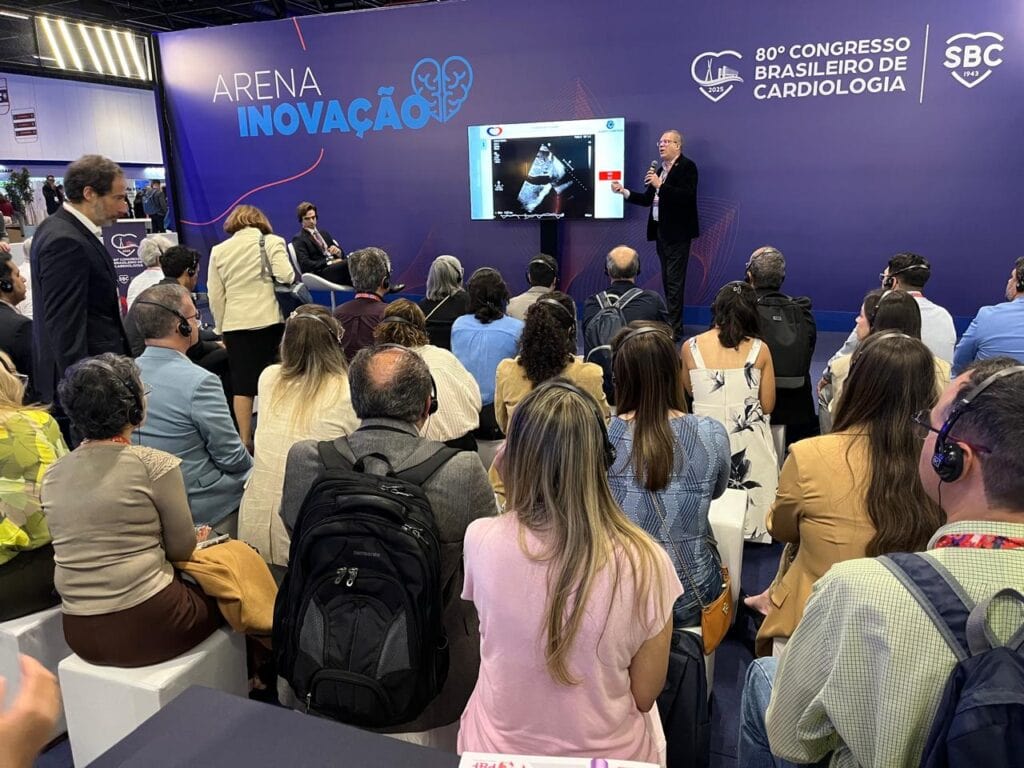 Man giving a presentation to a group of people at SBC 80th Brazilian Congress of Cardiology